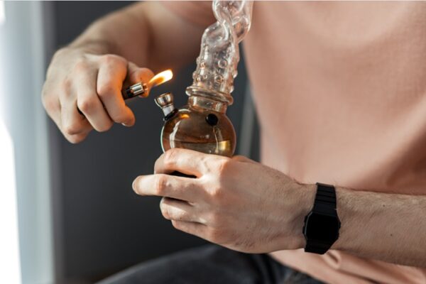 How to Spot Quality in Glass Bongs: A Buyer’s Guide